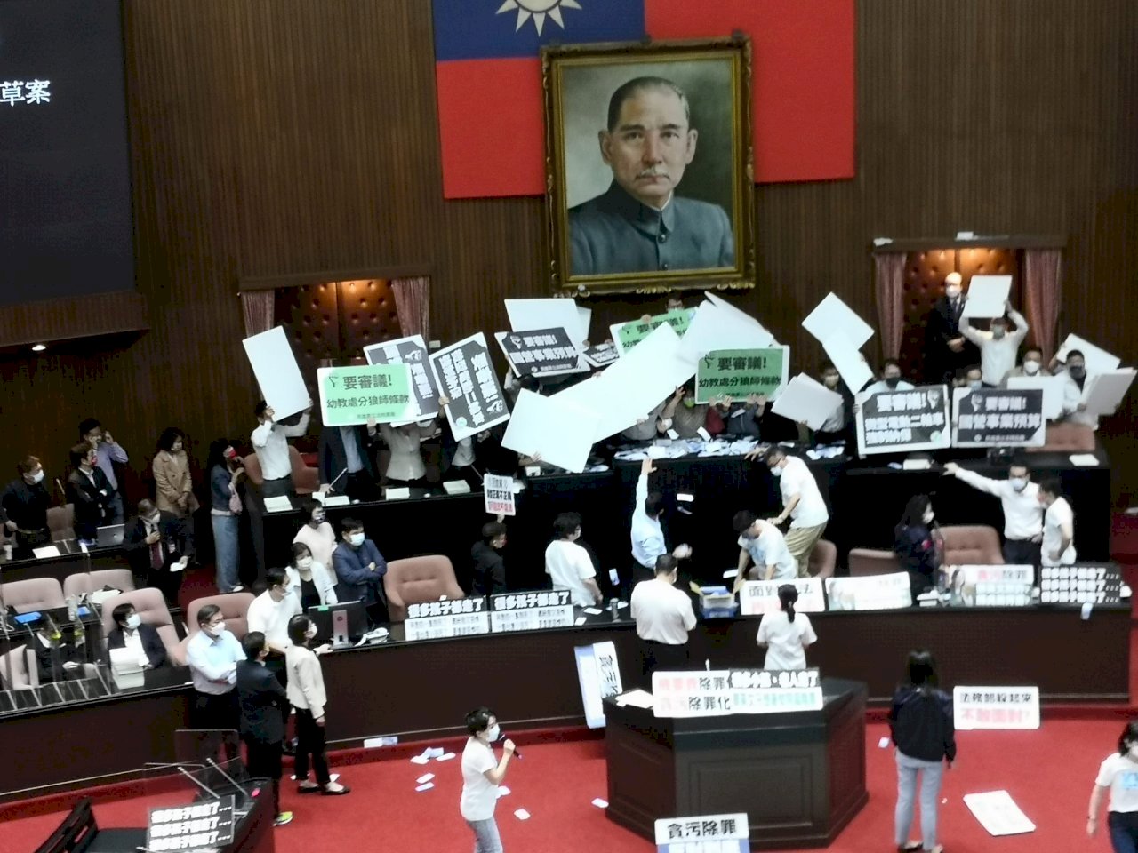 Yuan Legislatif Loloskan Amandemen untuk Mendekriminalisasi Penggunaan Dana Urusan Negara