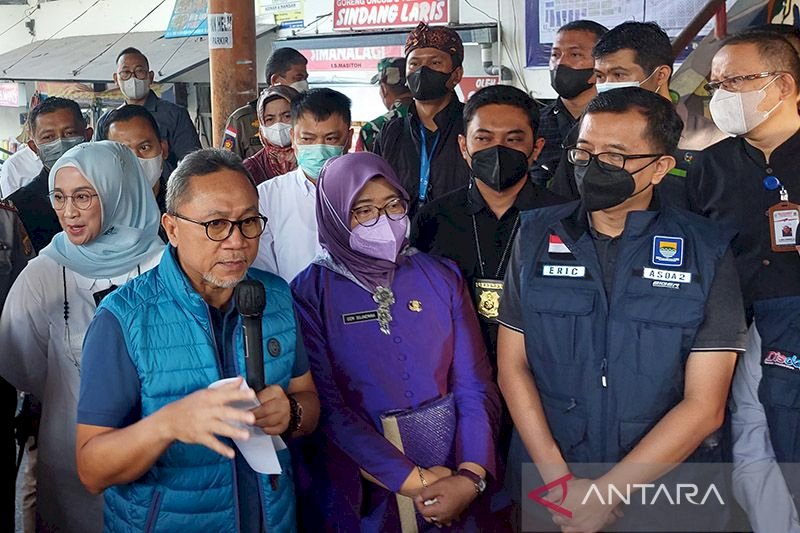 Minyak Goreng di Pasar Kosambi Lebih, Warga Tak Antre