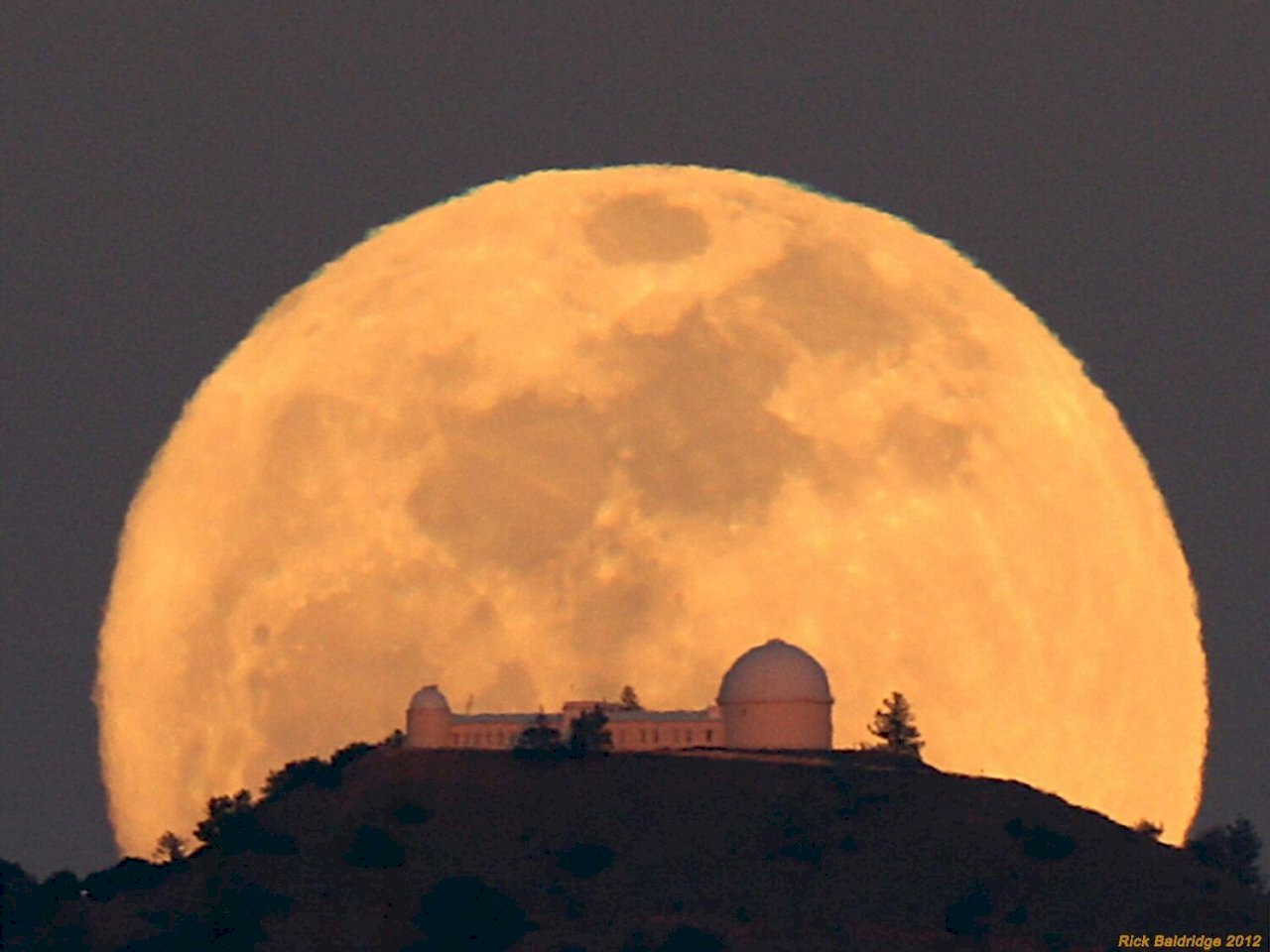 Fenomena Supermoon Terbesar dan Tercerah Tahun Ini akan Muncul Pada Rabu Malam