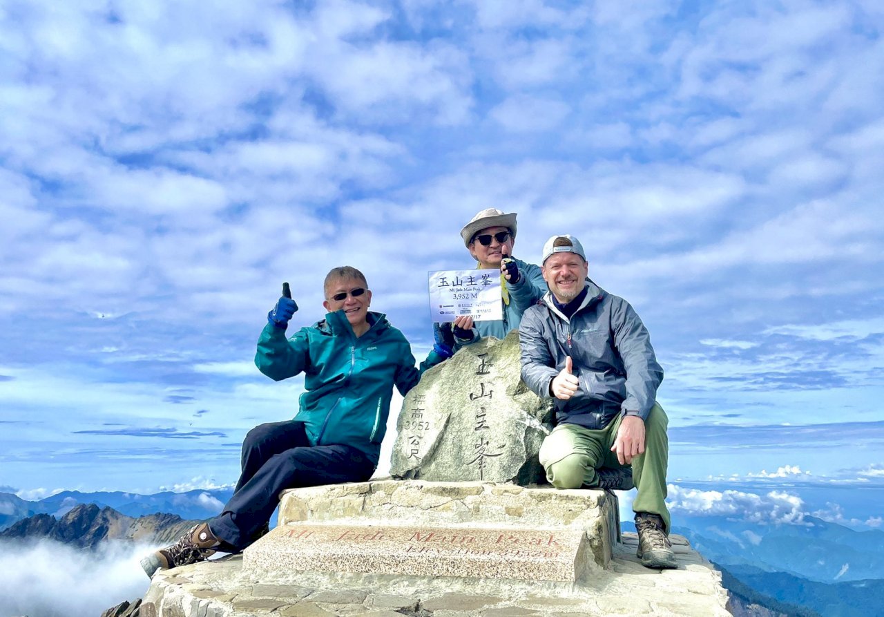 Kepala Kantor Perwakilan Kanada & Korea Selatan Bersama-Sama Mendaki Puncak Gunung Yushan