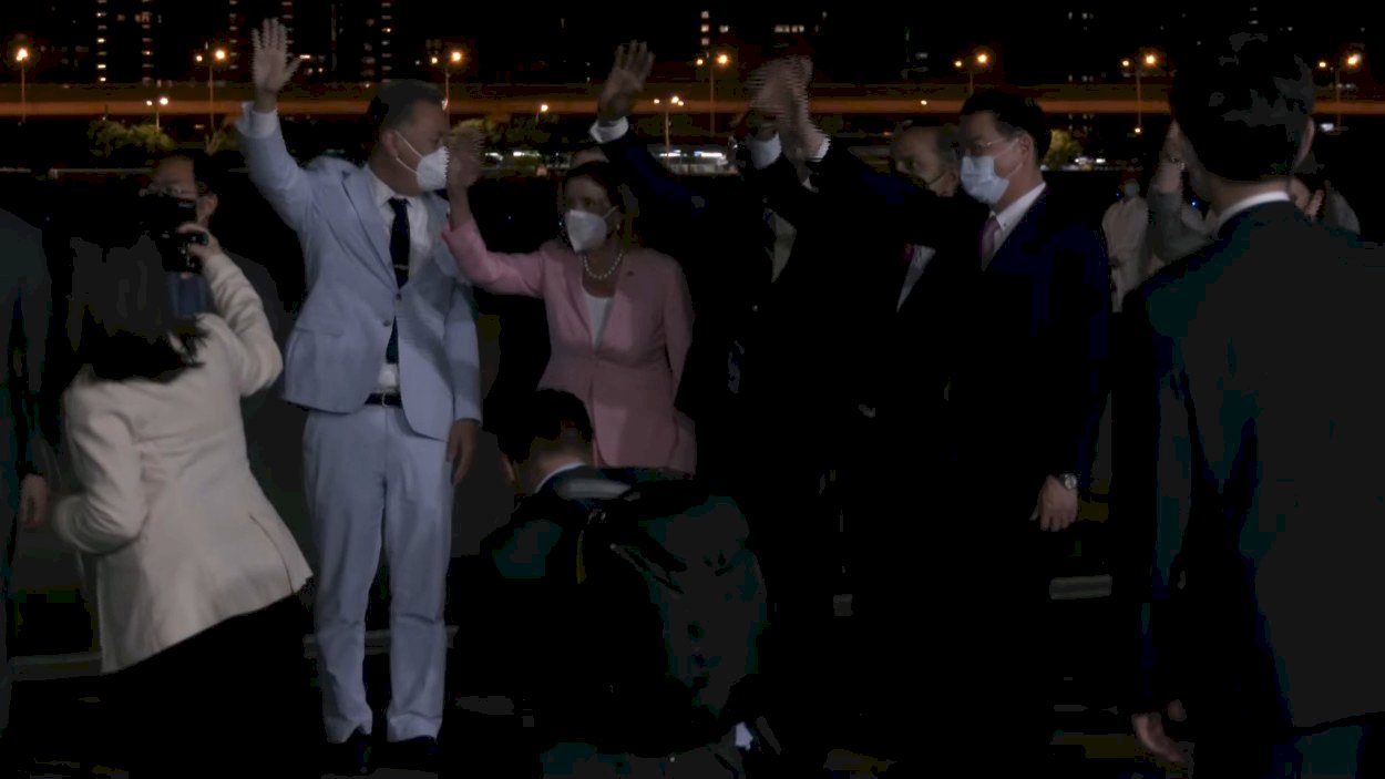 Ketua DPR AS Nancy Pelosi Mendarat di Bandara Songshan Taipei Pukul 22:43