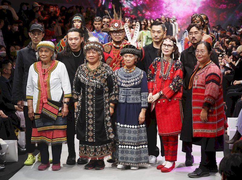 Taipei Fashion Week SS23 Tampilkan Estetika Suku Penduduk Adat