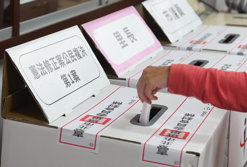 Referendum amandemen konstitusi bagi warga negara genap 18 tahun ke atas