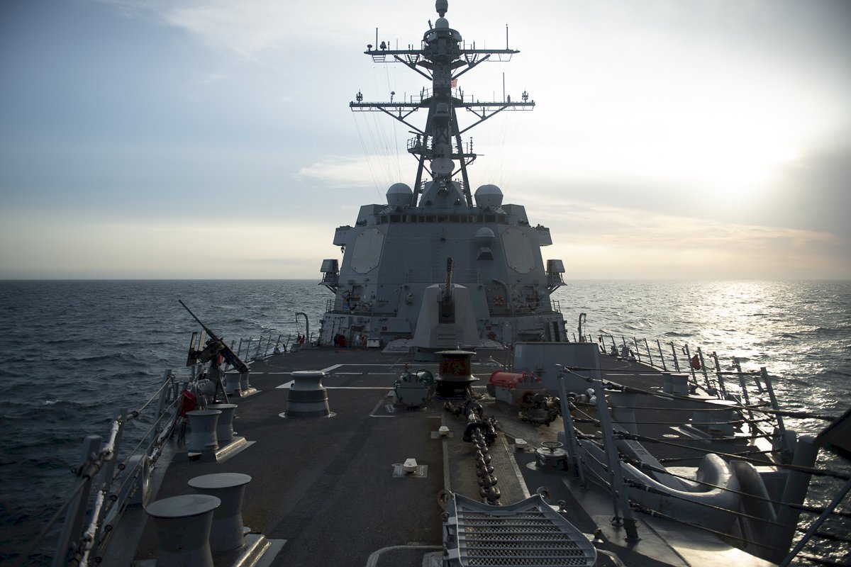 USS Chung-Hoon (DDG 93) Melewati Selat Taiwan, Menunjukkan Komitmen Terhadap Indo-Pasifik