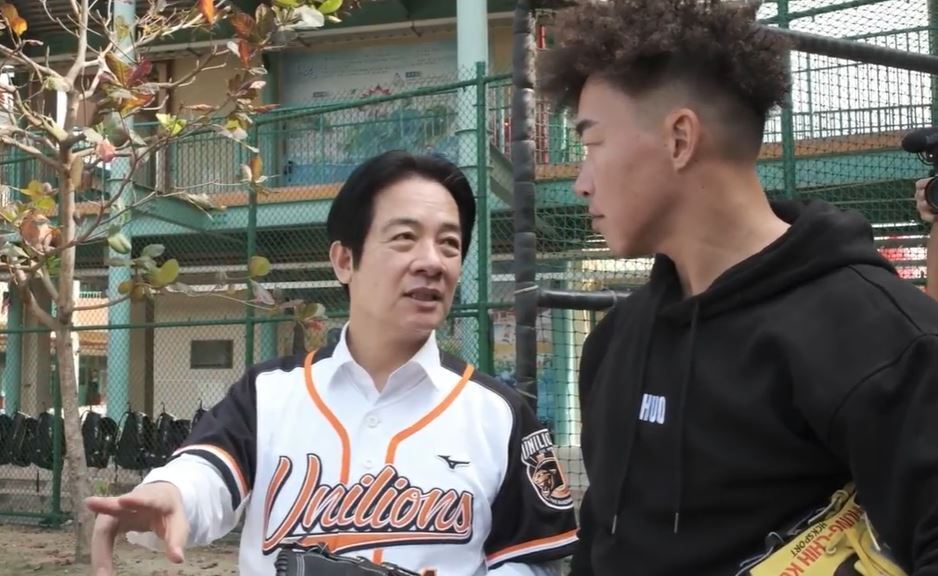 Wapres William Lai dan Pebisbol Kuo Hung-chih Berkunjung ke SD Baihe Tainan