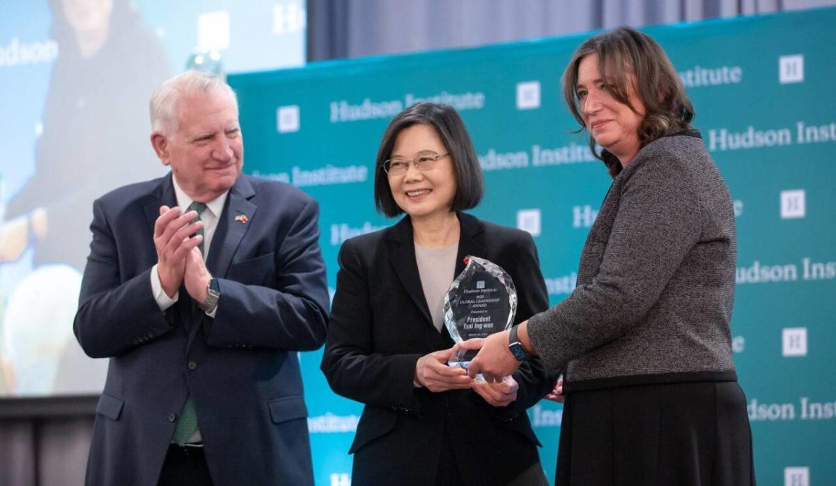 Presiden Tsai Raih Global Leadership Award dan Memberikan Pidato