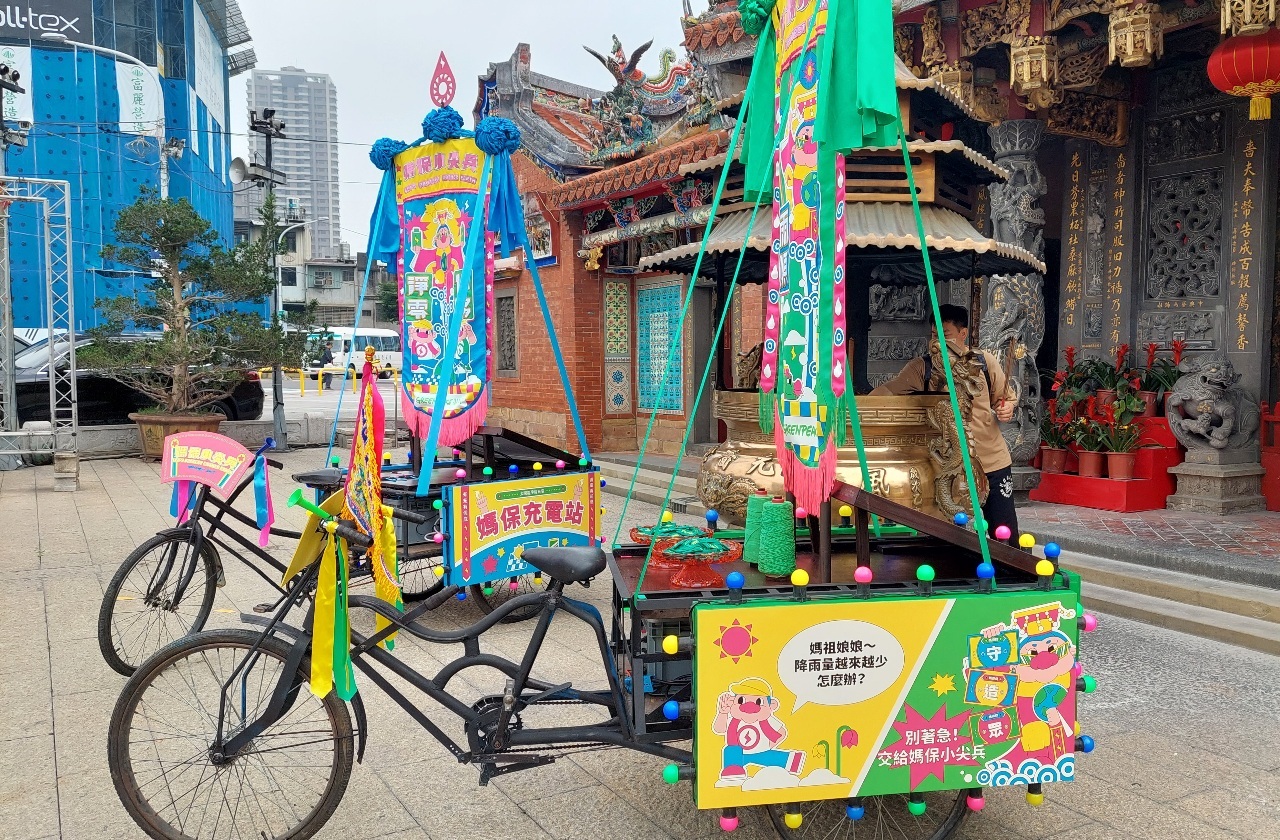 Sepeda Layanan Pengisi Energi Surya Green Peace untuk Arak-arakan Tandu Dewi Mazu Dajia