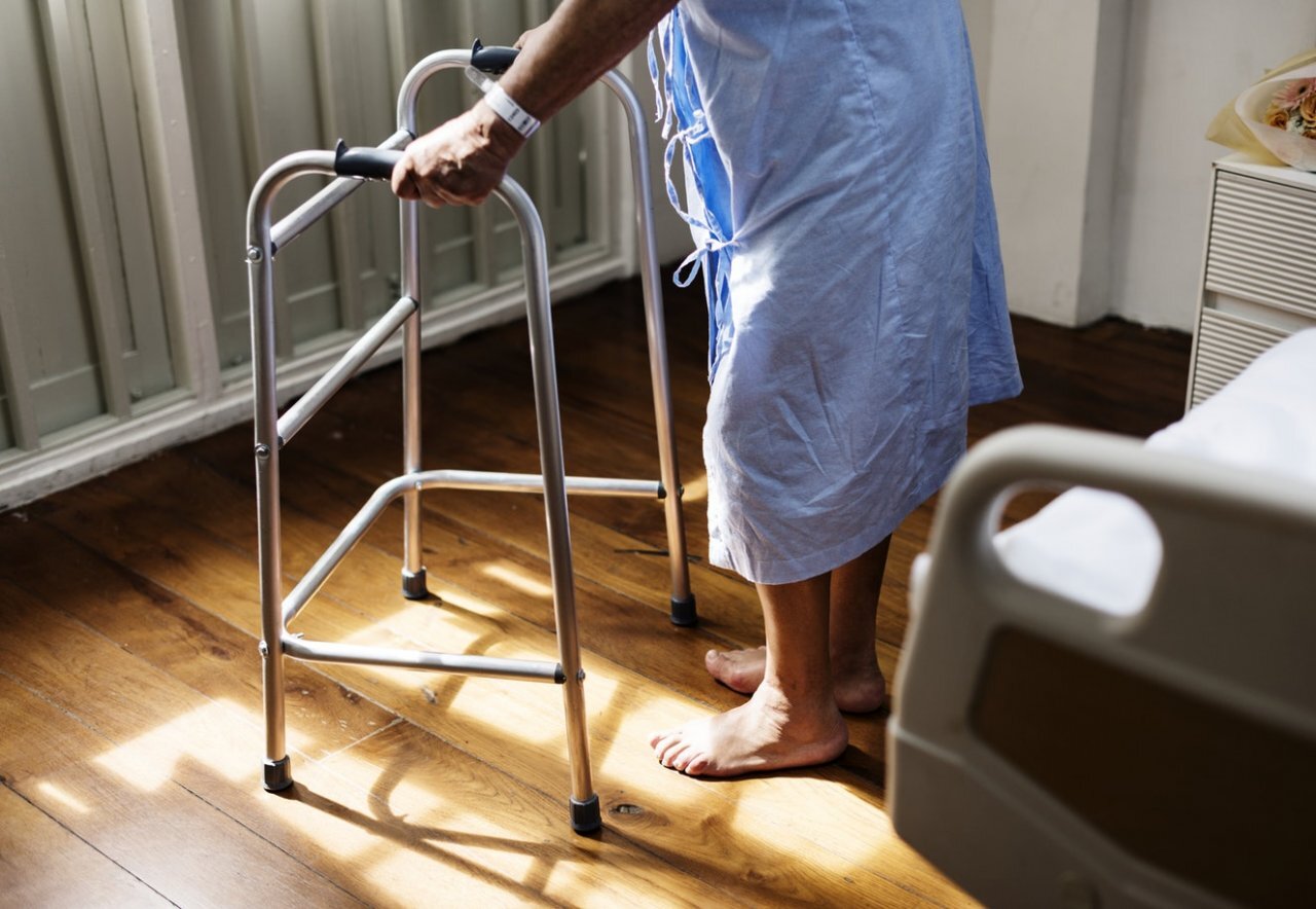 Lansia Berjalan Tertatih Kemungkinan Akibat Stenosis Spinal