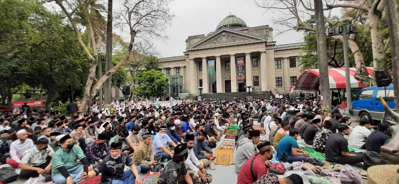 Terharu! Lebih dari 5 Ribu Umat Muslim Indonesia di Taipei Ikuti Sholat IED di Taman National Taiwan Museum