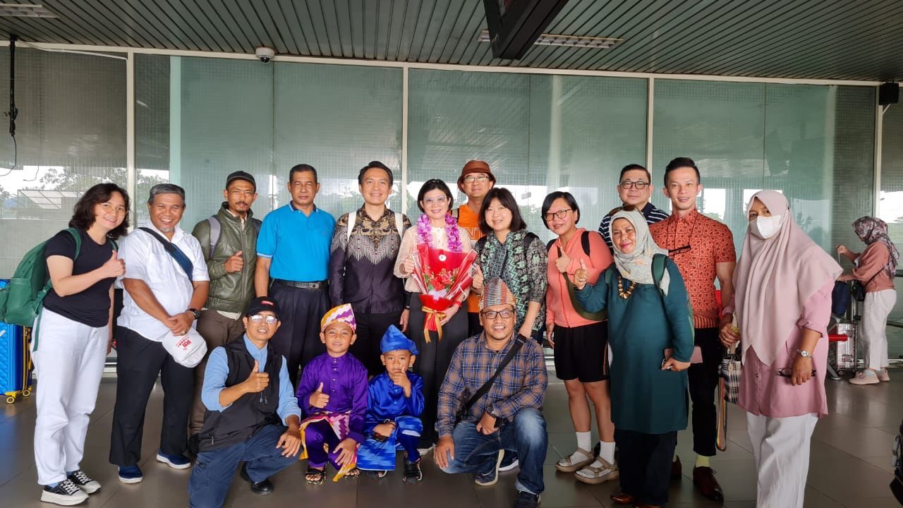 Delegasi Radio Taiwan Internasional Siaran Indonesia Pertama Kali Menanjakkan Kakinya di Kota Khatulistiwa