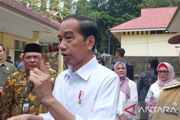 Presiden Jokowi Pamerkan Baju yang Dipakai Produksi SMK di Jambi