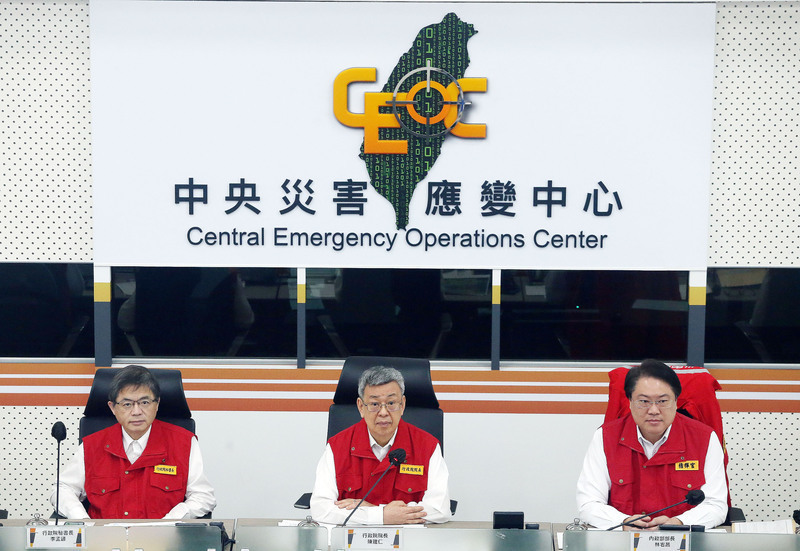 PM Chen Chien-Jen ke Pusat Tanggap Darurat Bencana Berikan Instruksi Persiapan Menghadapi Taifun Doksuri