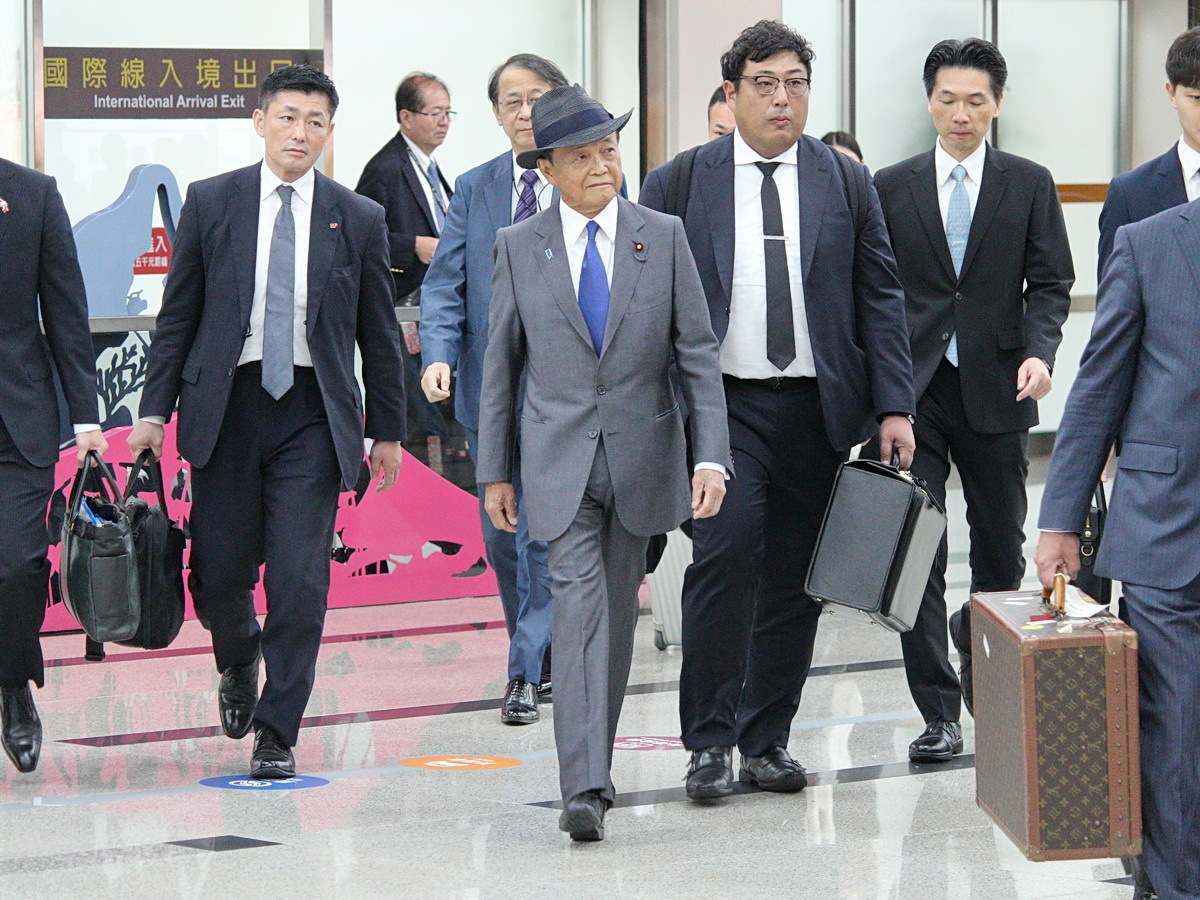 Mantan Perdana Menteri Jepang Taro Aso Tiba di Taiwan untuk Kunjungan Tiga Hari
