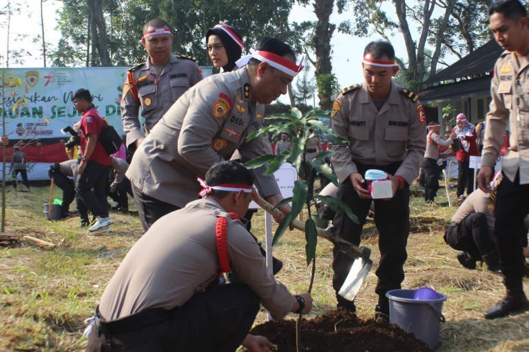 Forkopimda Sukabumi Bersama Polri Gelar Aksi Tanam Pohon Serentak
