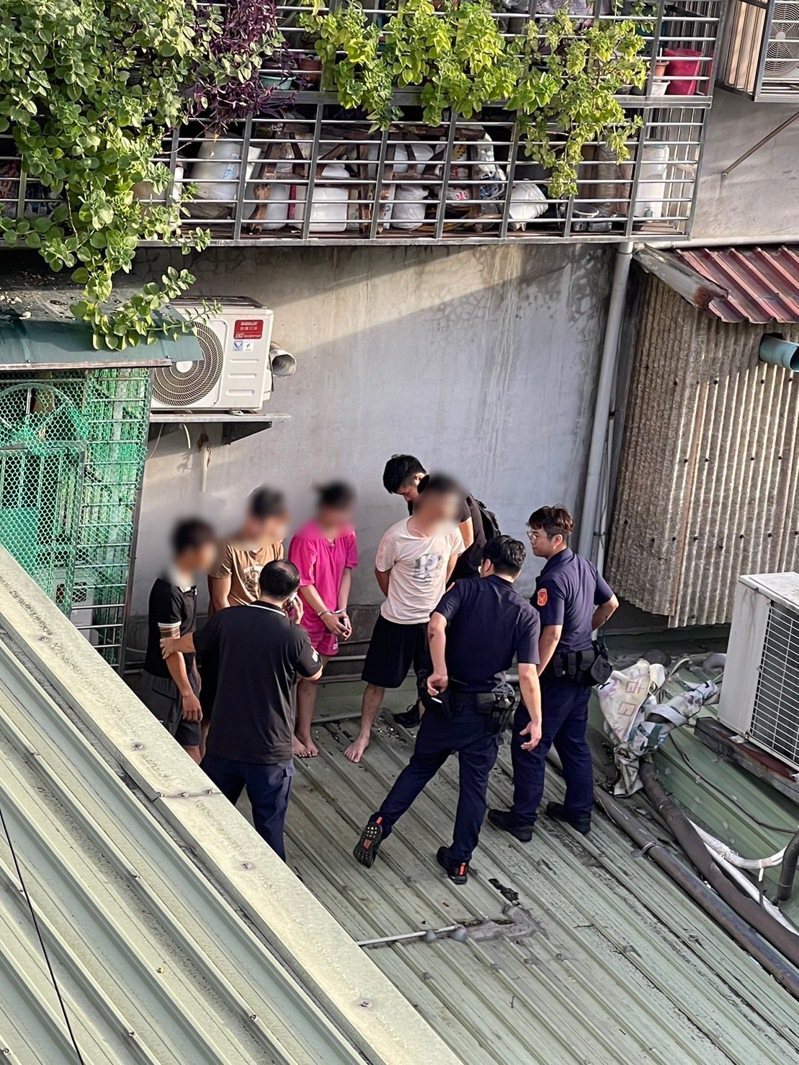Ternyata di Sini!! Takut Tertangkap Jadi Bersembunyi di Atap.