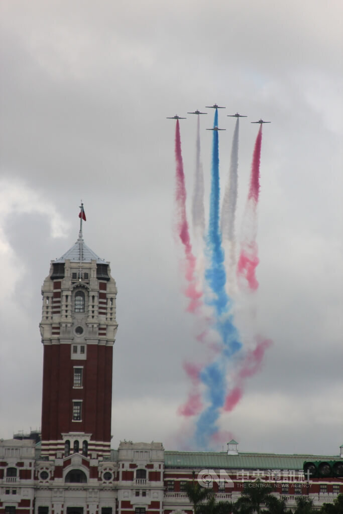 (Double Ten) Jelang Double Ten, Helikopter Militer Bawa Bendera ROC Melintasi Istana Kepresidenan
