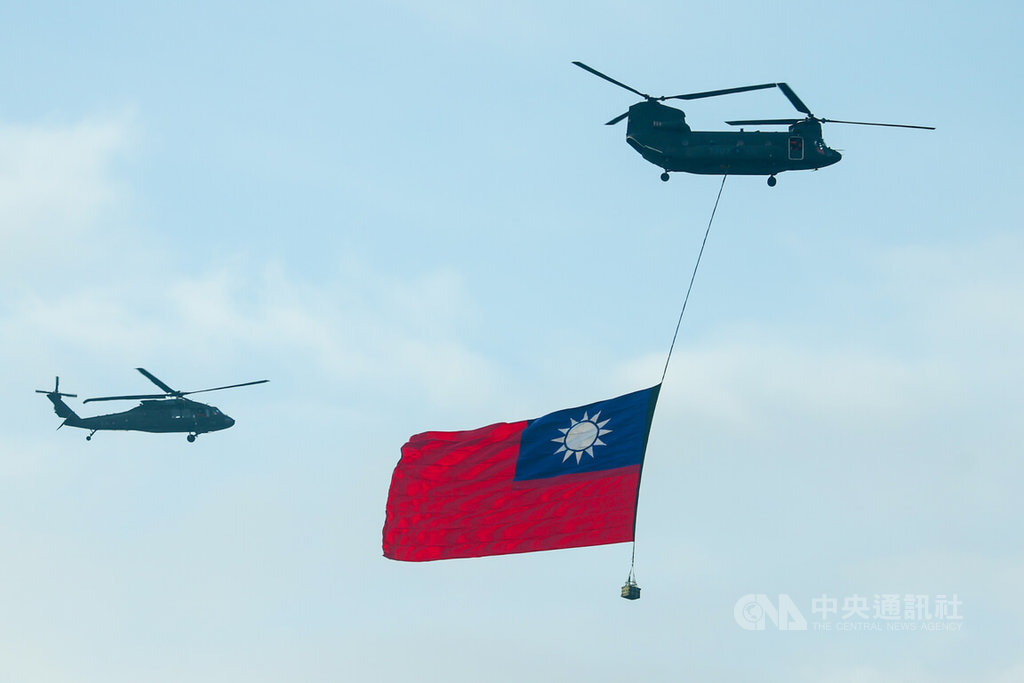 (Double Ten) Latihan HUT ROC: Helikopter Bawa Bendera Raksasa Melintasi Istana Kepresidenan