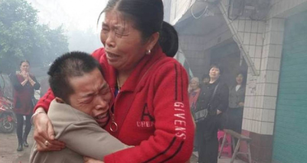 Setelah 37 Tahun, Pria Ini Akhirnya Bertemu Ibu Kandungnya