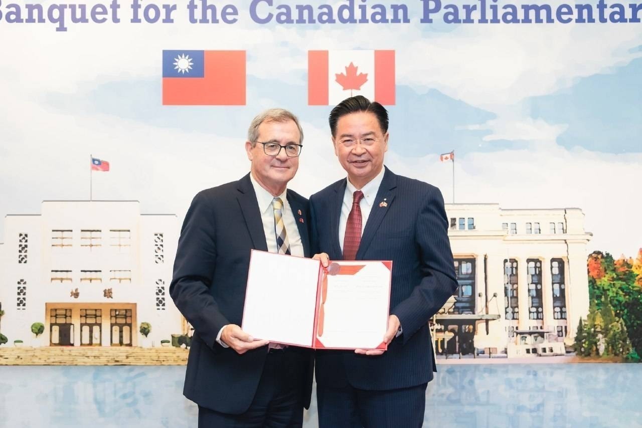 Delegasi Parlemen Kanada Serahkan Salinan UU Kerangka Hukum Hubungan Kanada-Taiwan, Menandakan Dukungannya untuk Taiwan