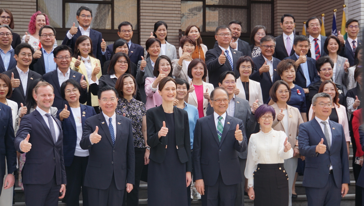 Ketua Parlemen Perdana dari 3 Negara di Lautan Baltik Memberikan Ceramah di Taiwan