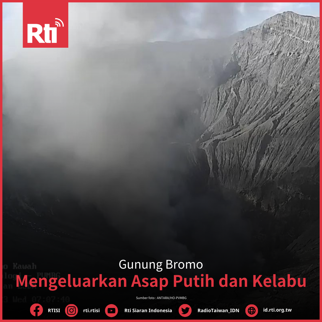 Gunung Bromo Mengeluarkan Asap Putih dan Kelabu