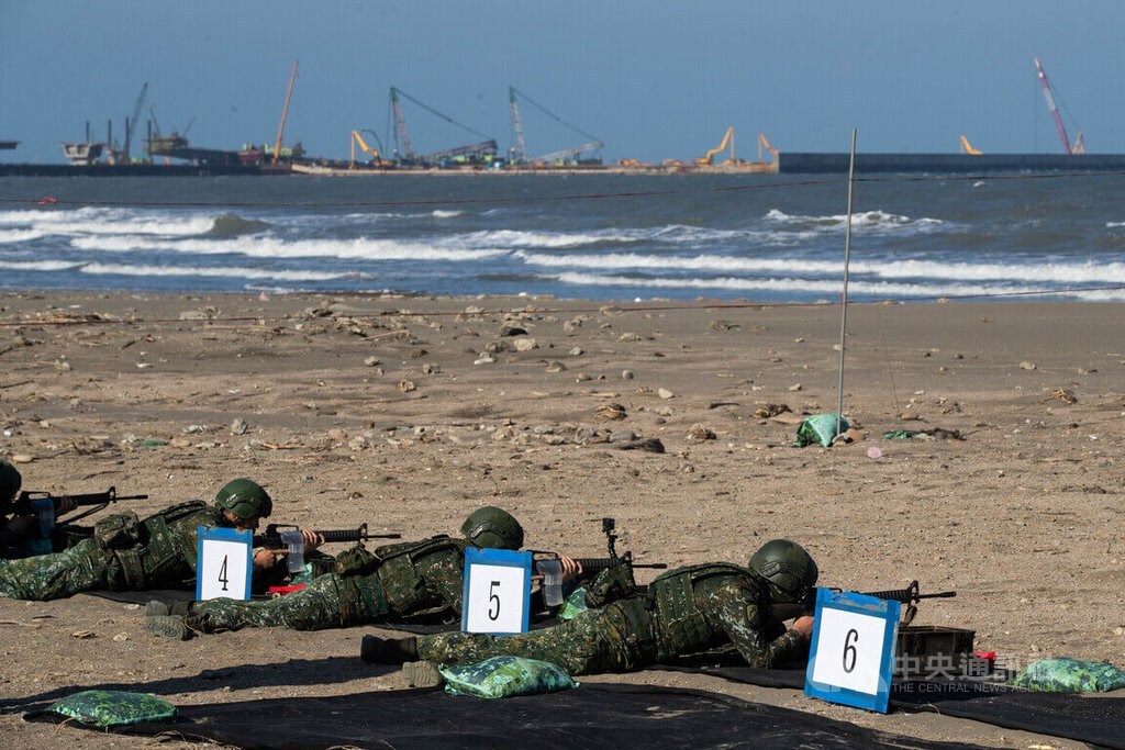 Angkatan Darat Taiwan Adakan Latihan Tembak Langsung Anti-Pendaratan di Pantai Taoyuan