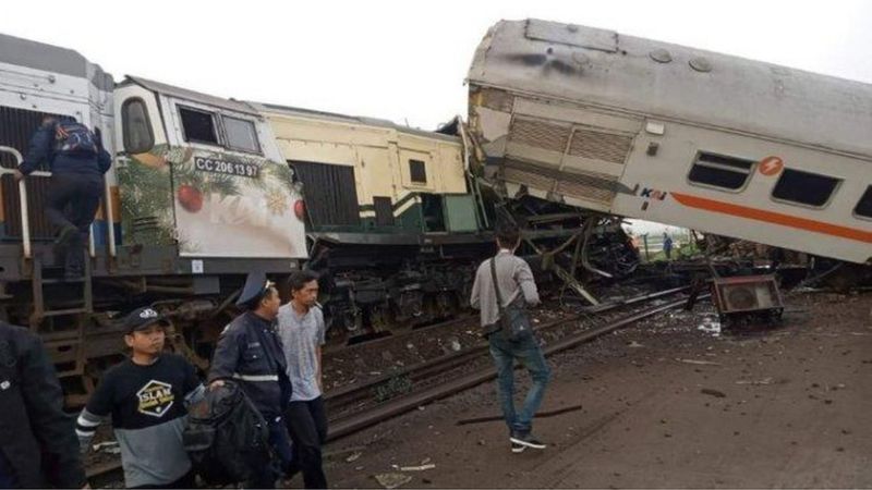 Tabrakan Kereta di Bandung, Setidaknya 3 Orang Dilaporkan Tewas