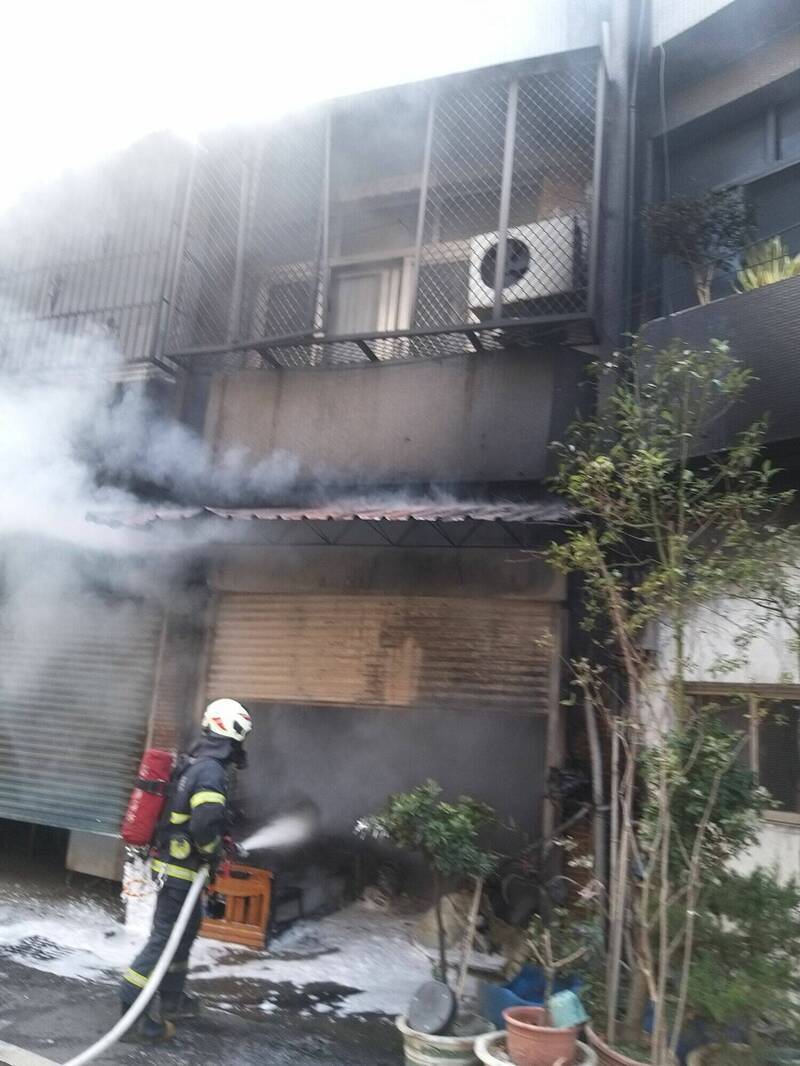 Rumah Kebakaran, Dua Sejoli PMI Berhasil Lari ke Atap Tetangga