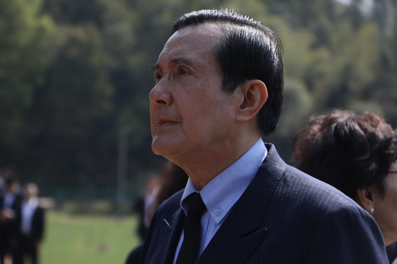 Ma Ying-jeou Berziarah Ke Makam Chiang Ching-kuo Sebelum Memberikan Suara
