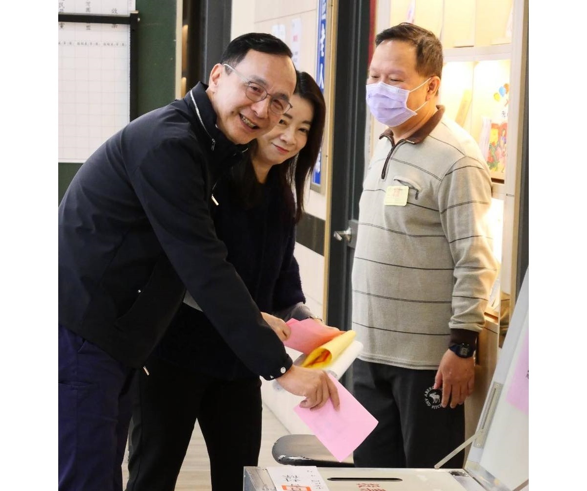 Ketua KMT Eric Chu Nyoblos di Taoyuan, Imbau Warga Berikan Hak Suara