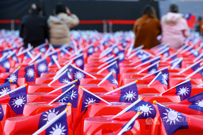 Penghitungan Suara Partai Kuomintang di First Stadium Banqiao, Masyarakat Mengibarkan Bendera Nasional untuk Menunjukkan Dukungan