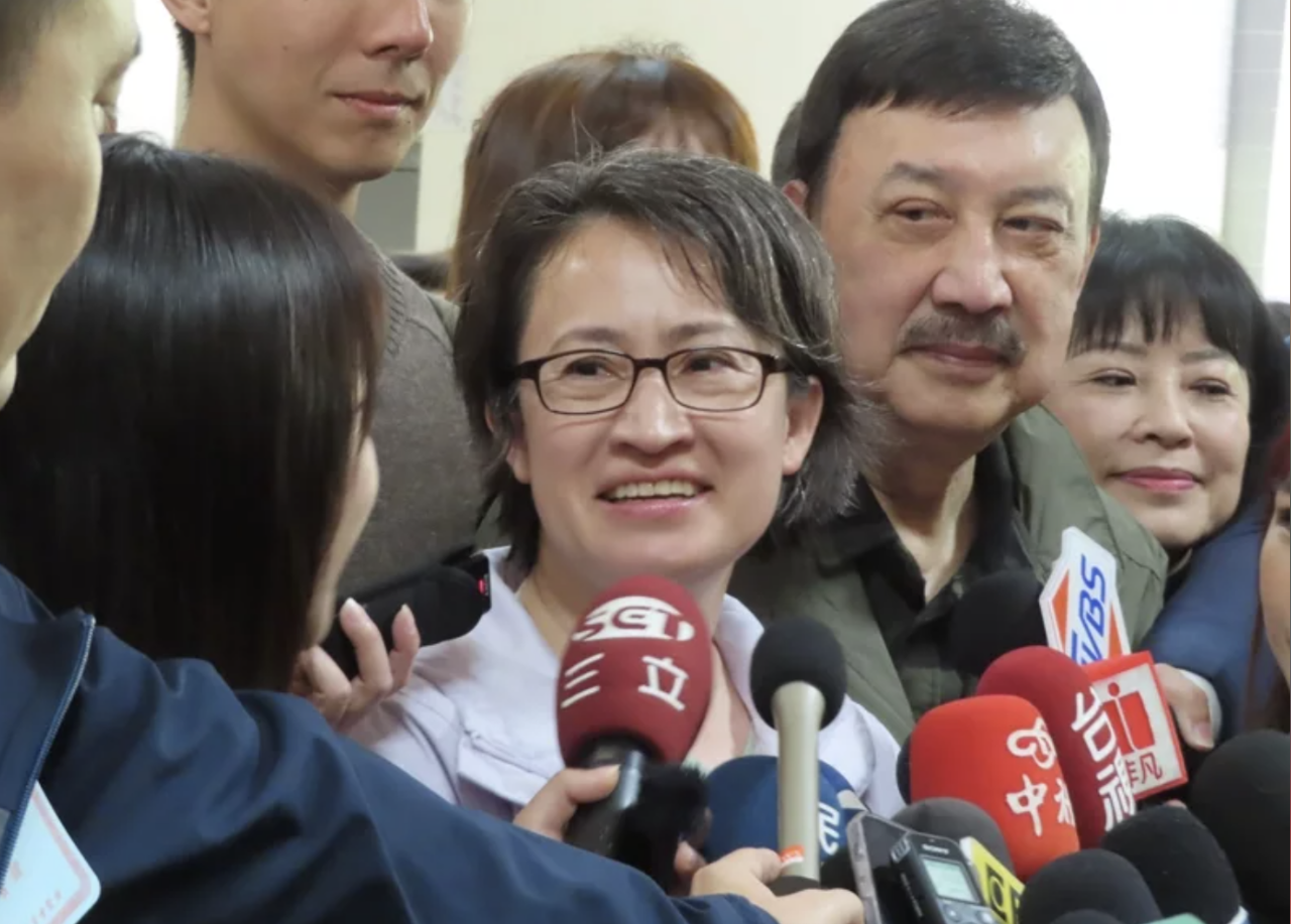 (Pemilu 2024) Gugup? Hsiao Bii-khim Memberikan Suara di TPS SD Yongping Ketinggalan KTP