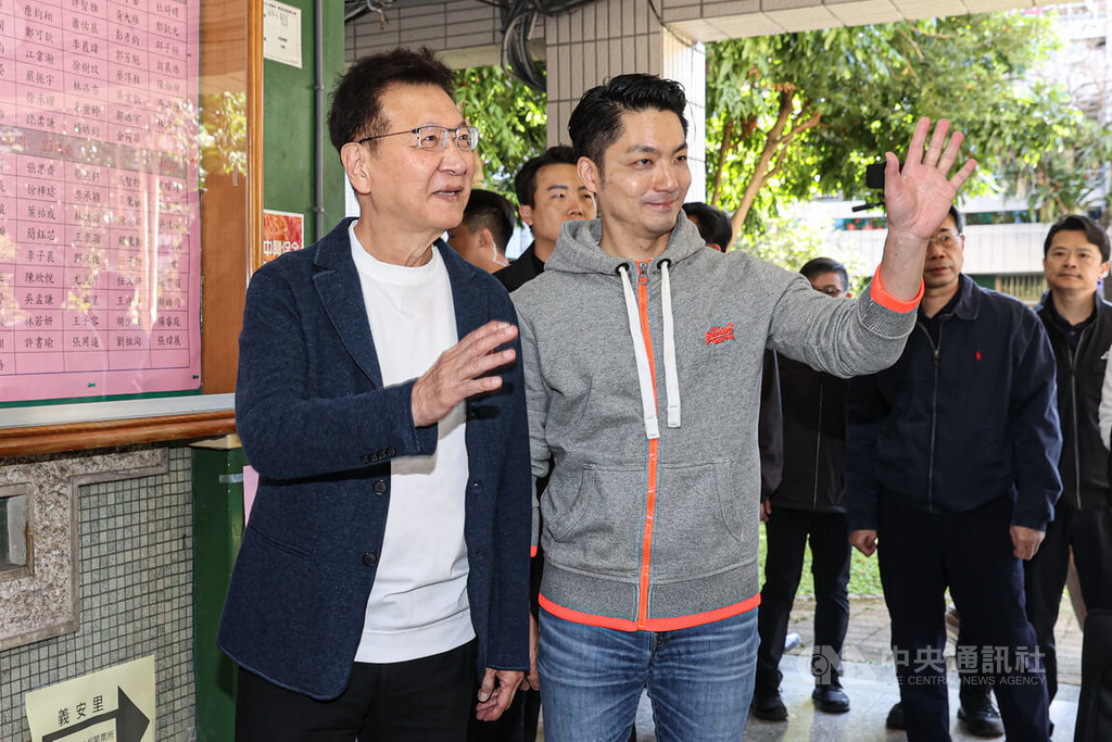 (Pemilu 2024) Jaw Shaw-kong Ditemani Chiang Wan-an Memberikan Suara di TPS yang Sama