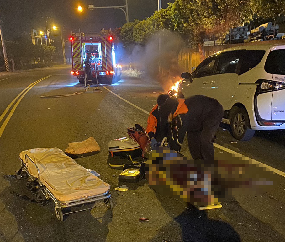Berkendara Melawan Arah dan Tidak Memakai Helm, 2 PMI di Changhua Tewas Setelah Bertabrakan dengan Sedan Putih