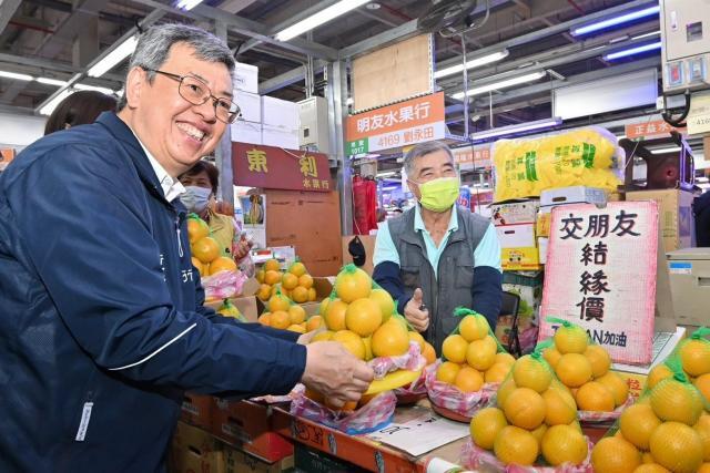 Tahun Baru Imlek Segera Hadir, Chen Chien-jen Berkunjung ke Pasar dan Berbagi Kantong Keberuntungan