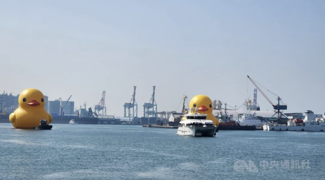 Selang 10 Tahun Bebek Kuning Raksasa Hadir Kembali di Kaoshiung