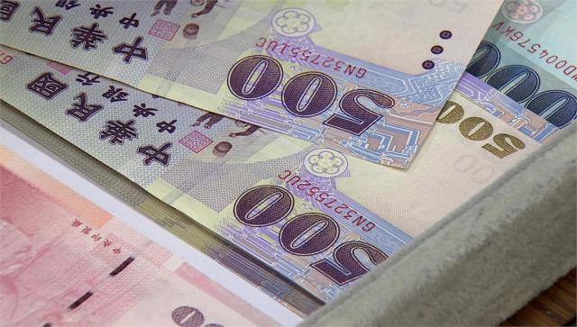 Terlampau Mirip dengan Aslinya! Naik Taksi, Warganet Ini Terima NT$500 Palsu. Netizen: Hati-hati Terutama Dalam Masa Imlek