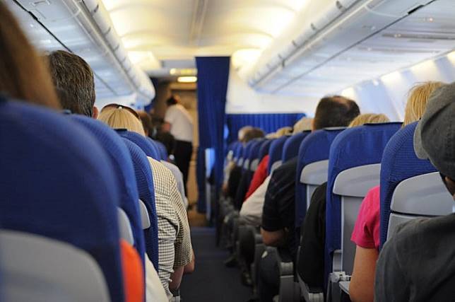 Naik Pesawat, Turbulensi Datang? Pakar: Lakukan 5 Hal di Bawah Ini