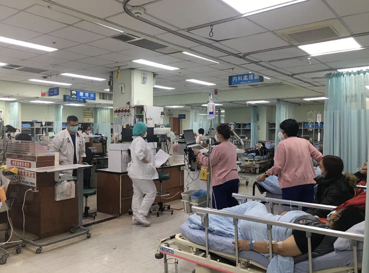 Liburan Tahun Baru Imlek Berakhir, Antrian Ratusan Pasien Memadati Lobi NTU Hospital