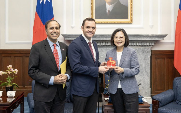 Presiden Tsai Ing-wen Bertemu dengan Delegasi Senator Lintas Partai AS: Taiwan Telah Menjadi Peran Kunci dalam Demokrasi dan Perdamaian Global