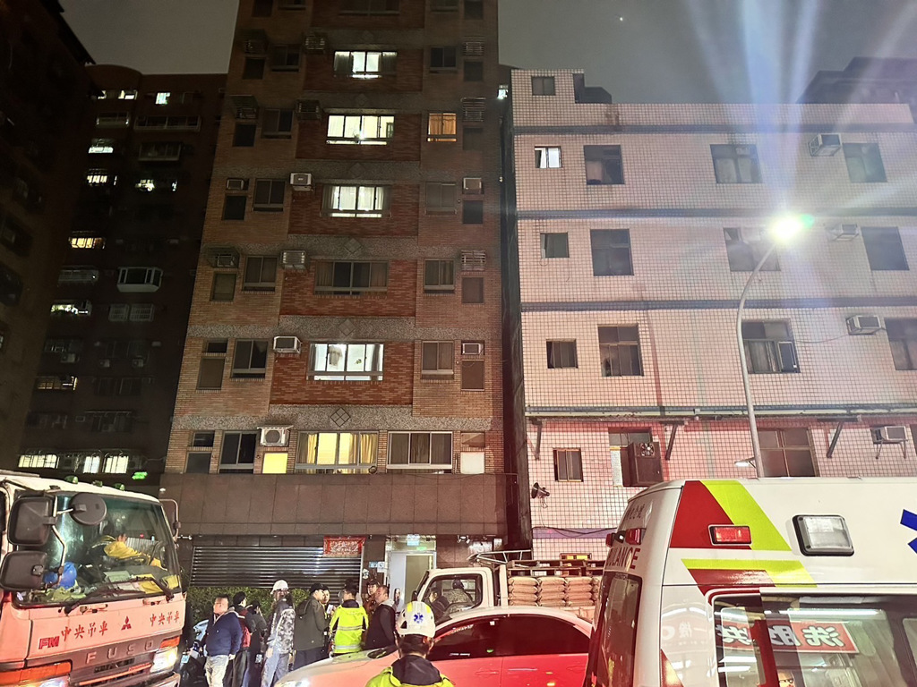 Bangunan Perumahan di Sanchong, Kota New Taipei Tiba-tiba Miring! Diduga Disebabkan Penggalian Basement, Ratusan Warga Dievakuasi