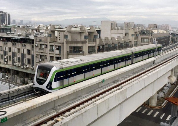 Seorang Pria Memainkan dan Mempertontonkan Senjata di Dalam Gerbong MRT Taichung, Penumpang Panik dan Keluar Berhamburan