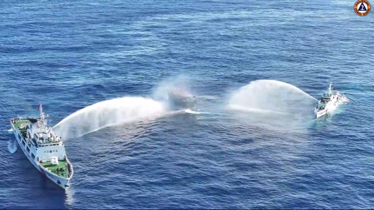 Polisi Laut RRT Lepas Meriam Air Terhadap Kapal Offshore Supply, 4 Petugas Penjaga Laut Filipina Terluka