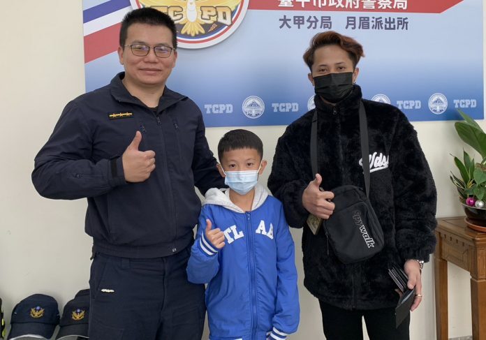 Kakek dan Cucu di Taichung Mengembalikan Dompet yang Hilang, PMI Indonesia Menemukan Kembali Dompetnya, Dokumen Penting dan Uang NT$23.000 Tidak Berkurang