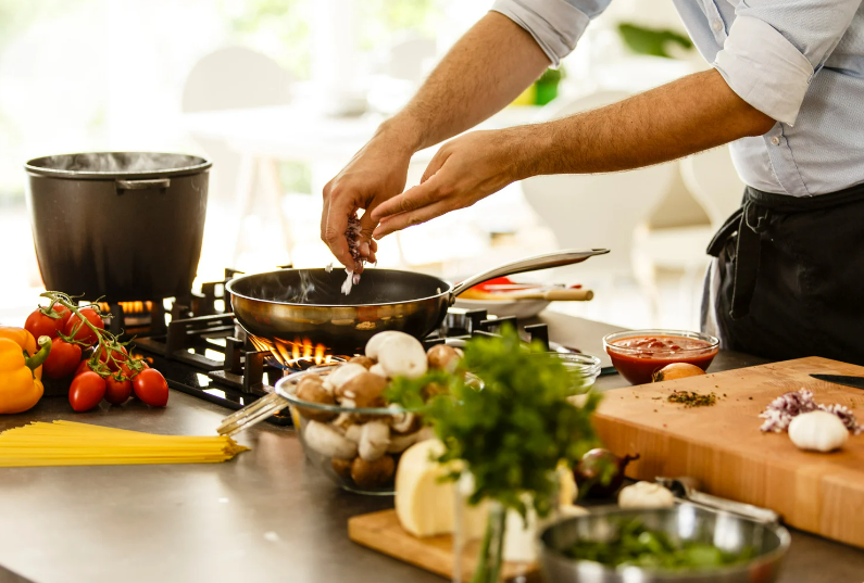 Masak Sendiri vs Makan di Luar, Mana Yang Lebih Untung?
