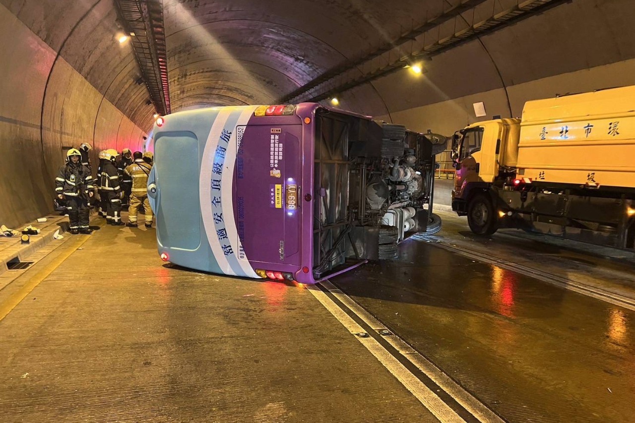 Bus Sekolah Kang Chiao Terguling, Mengangkut 26 Siswa, Tergeletak Miring di Terowongan Wenshan, Kaca Depan Pecah