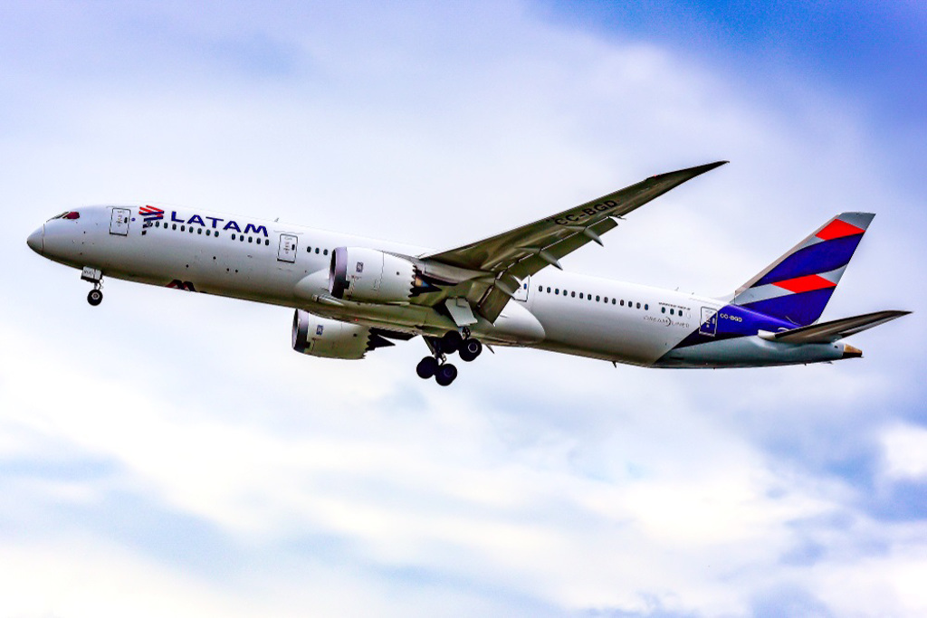 Pesawat Boeing 787 Dreamliner “Menukik Tajam”! Penumpang Terlempar di Dalam Kabin, 50 Orang Luka-luka