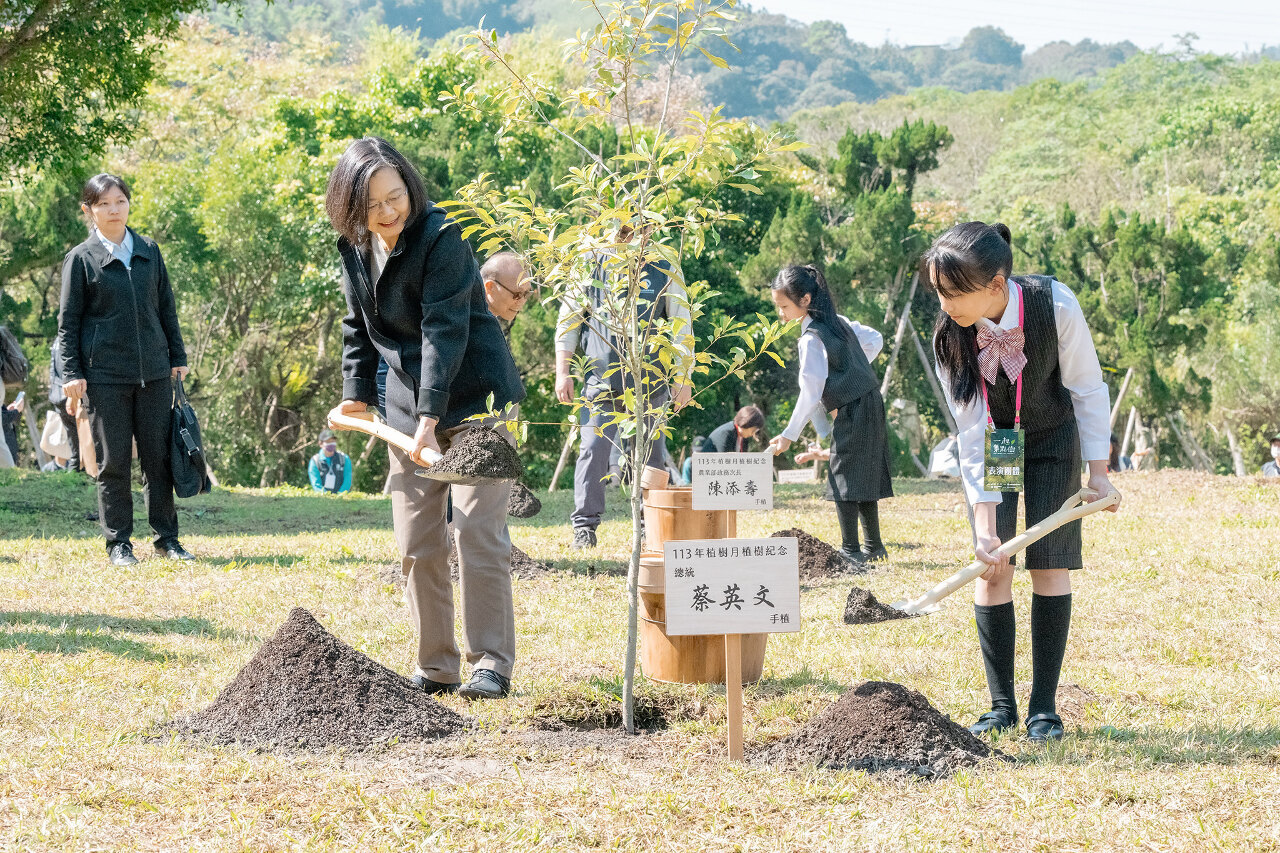 Presiden Tsai Menanam Pohon Spesies Asli Taiwan di Bulan Penanaman Pohon