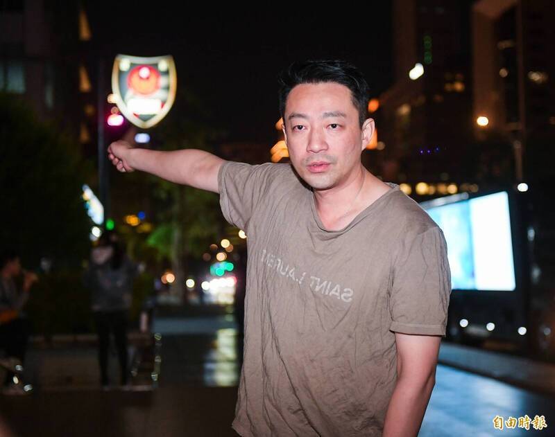 Melapor ke Kantor Polisi, Warganet Salah Fokus dengan Kaos Kusut yang Dikenakan Wang Xiao-fei, Netizen: Harganya NT$18 ribu Per Helai!