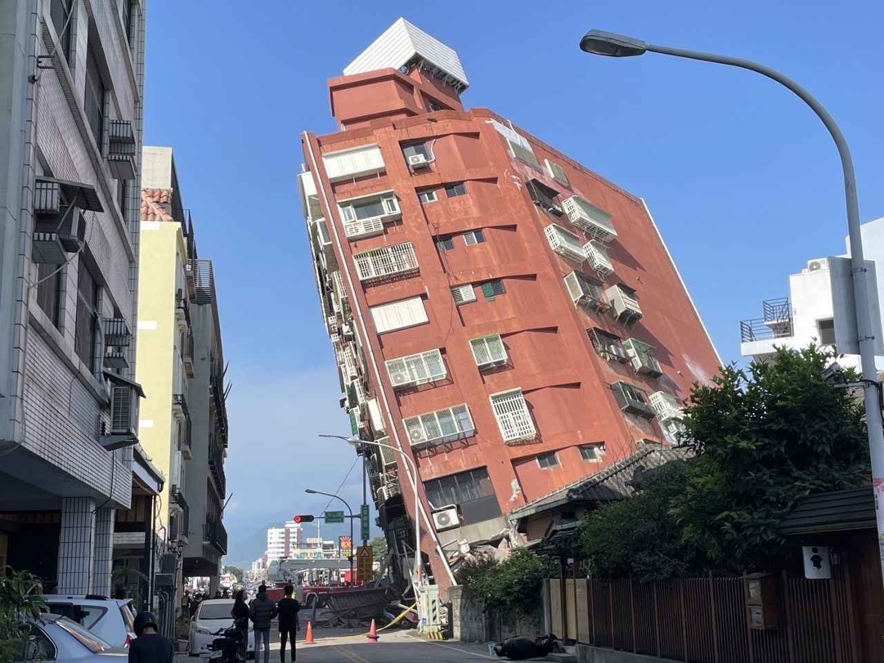 Gempa Hualien Menyisakan Trauma: Warga Hualien Sampai Harus Mengenakan Alat Ini Ketika Masuk Berbelanja ke Supermarket!